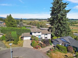 2518 Monte Vista Pl  Central Saanich, BC V8Z 6Y3