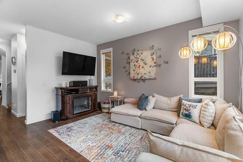 613 Boynton Place, Kelowna, BC - Indoor Photo Showing Living Room