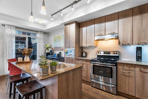 613 Boynton Place, Kelowna, BC - Indoor Photo Showing Kitchen With Upgraded Kitchen