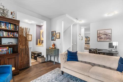 613 Boynton Place, Kelowna, BC - Indoor Photo Showing Living Room