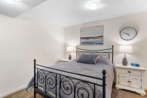 613 Boynton Place, Kelowna, BC - Indoor Photo Showing Bedroom