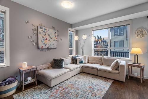 613 Boynton Place, Kelowna, BC - Indoor Photo Showing Living Room