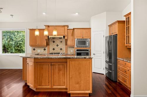 2090 Bowron Street, Kelowna, BC - Indoor Photo Showing Kitchen