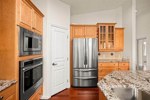 2090 Bowron Street, Kelowna, BC - Indoor Photo Showing Kitchen With Upgraded Kitchen