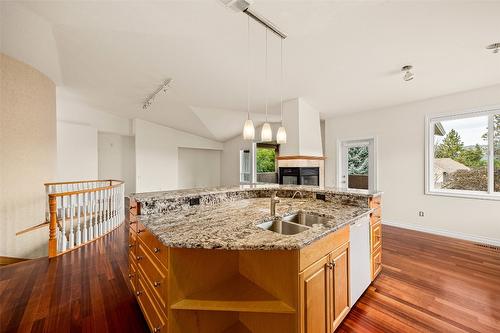 2090 Bowron Street, Kelowna, BC - Indoor Photo Showing Kitchen With Double Sink
