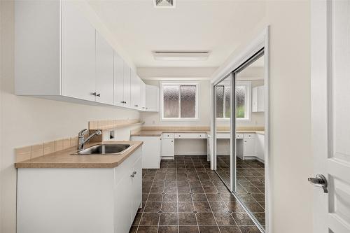 2090 Bowron Street, Kelowna, BC - Indoor Photo Showing Kitchen