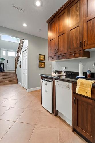 18-420 20Th Avenue, Creston, BC - Indoor Photo Showing Kitchen