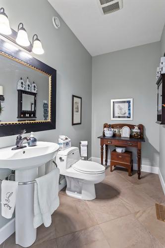 18-420 20Th Avenue, Creston, BC - Indoor Photo Showing Bathroom