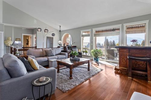 18-420 20Th Avenue, Creston, BC - Indoor Photo Showing Living Room