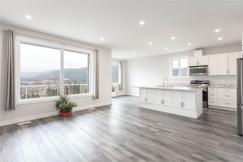 1807 Gallon Avenue, Lumby, BC - Indoor Photo Showing Kitchen With Upgraded Kitchen