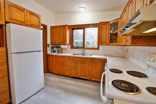 1438 Nichol Road, Revelstoke, BC - Indoor Photo Showing Kitchen With Double Sink