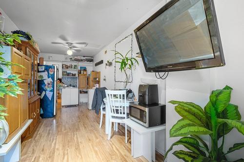 Salon - 180 Boul. Ste-Rose, Laval (Sainte-Rose), QC - Indoor