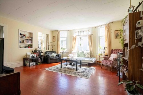 2329 Dowler Pl, Victoria, BC - Indoor Photo Showing Living Room