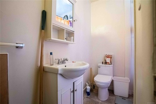 2329 Dowler Pl, Victoria, BC - Indoor Photo Showing Bathroom