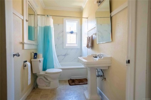 2329 Dowler Pl, Victoria, BC - Indoor Photo Showing Bathroom