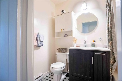 2329 Dowler Pl, Victoria, BC - Indoor Photo Showing Bathroom