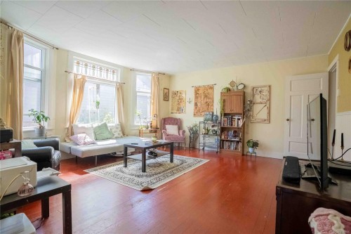 2329 Dowler Pl, Victoria, BC - Indoor Photo Showing Living Room