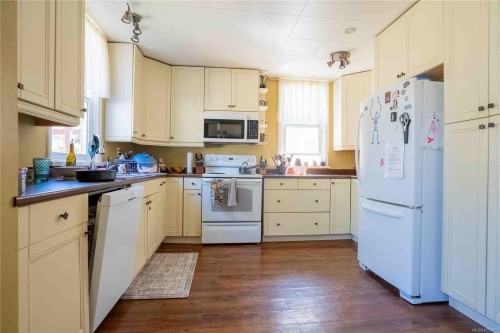 2329 Dowler Pl, Victoria, BC - Indoor Photo Showing Kitchen