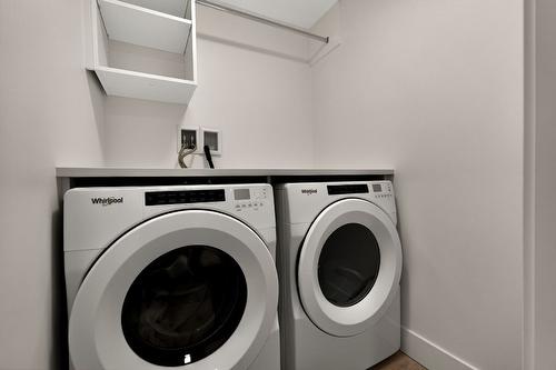 708-1588 Ellis Street, Kelowna, BC - Indoor Photo Showing Laundry Room