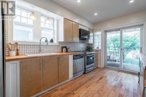 26 Weir Street S, Hamilton, ON - Indoor Photo Showing Kitchen