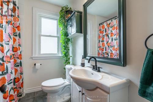 26 Weir Street S, Hamilton, ON - Indoor Photo Showing Bathroom
