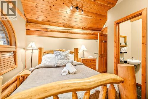 4580 Timberline Crescent, Fernie, BC - Indoor Photo Showing Bedroom