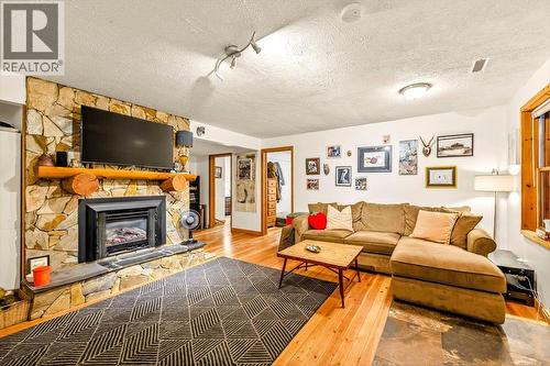 4580 Timberline Crescent, Fernie, BC - Indoor Photo Showing Living Room With Fireplace