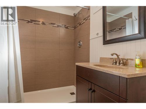 204 Pinewood Drive, Castlegar, BC - Indoor Photo Showing Bathroom
