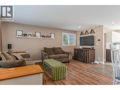 204 Pinewood Drive, Castlegar, BC - Indoor Photo Showing Living Room