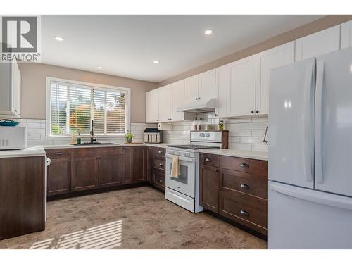 204 Pinewood Drive, Castlegar, BC - Indoor Photo Showing Kitchen