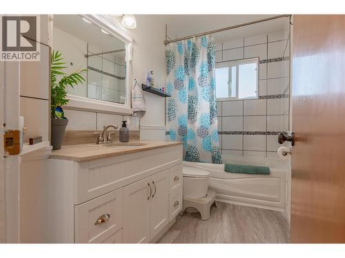 204 Pinewood Drive, Castlegar, BC - Indoor Photo Showing Bathroom