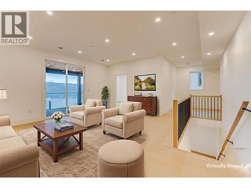 8924 Tavistock Road, Vernon, BC - Indoor Photo Showing Living Room