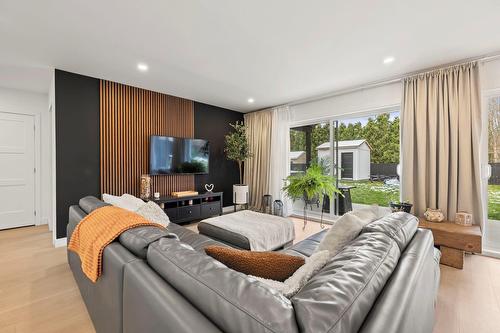 Salon - 315 11E Avenue, Saint-Zotique, QC - Indoor Photo Showing Living Room