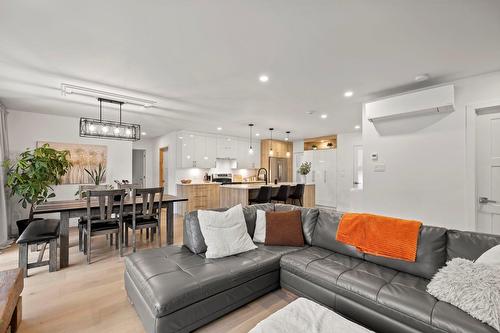 Vue d'ensemble - 315 11E Avenue, Saint-Zotique, QC - Indoor Photo Showing Living Room