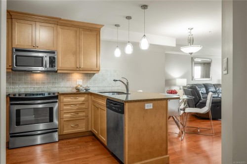 212-6728 Dickinson Rd, Nanaimo, BC - Indoor Photo Showing Kitchen With Upgraded Kitchen