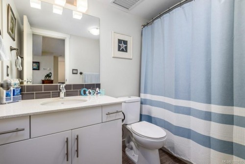 205-1944 Riverside Lane, Courtenay, BC - Indoor Photo Showing Bathroom
