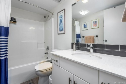 205-1944 Riverside Lane, Courtenay, BC - Indoor Photo Showing Bathroom