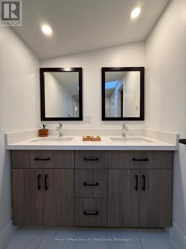 410 Manning Avenue, Toronto, ON - Indoor Photo Showing Bathroom