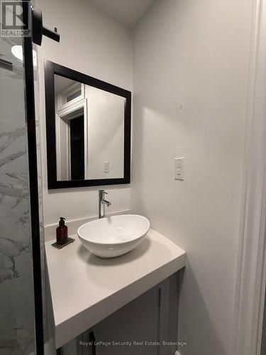 410 Manning Avenue, Toronto, ON - Indoor Photo Showing Bathroom