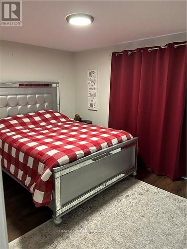 5 Twinoaks Crescent, Hamilton, ON - Indoor Photo Showing Bedroom