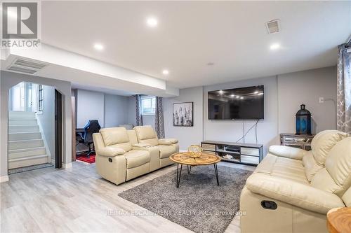 5 Twinoaks Crescent, Hamilton, ON - Indoor Photo Showing Living Room