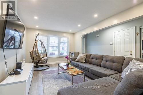 5 Twinoaks Crescent, Hamilton, ON - Indoor Photo Showing Living Room