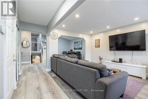 5 Twinoaks Crescent, Hamilton, ON - Indoor Photo Showing Living Room
