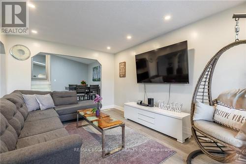 5 Twinoaks Crescent, Hamilton, ON - Indoor Photo Showing Living Room