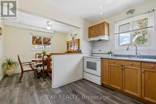 9 Cleveland Place, Hamilton, ON - Indoor Photo Showing Kitchen