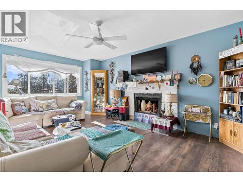 3830 Gellatly Road S, West Kelowna, BC - Indoor Photo Showing Living Room With Fireplace