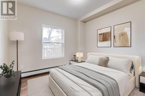152 Sanford Avenue S, Hamilton, ON - Indoor Photo Showing Bedroom