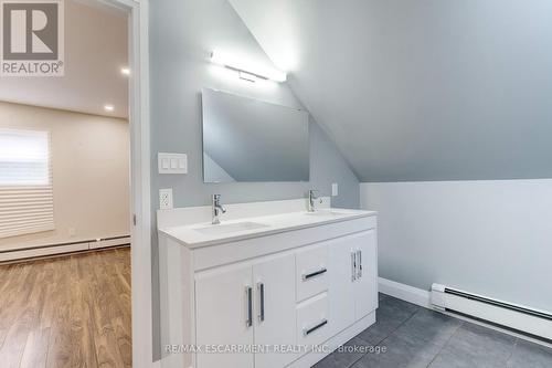 152 Sanford Avenue S, Hamilton, ON - Indoor Photo Showing Bathroom