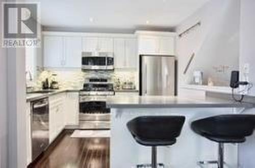 624 Mcconachie Common, Burlington, ON - Indoor Photo Showing Kitchen With Upgraded Kitchen