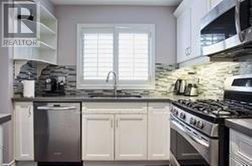 624 Mcconachie Common, Burlington, ON - Indoor Photo Showing Kitchen With Upgraded Kitchen